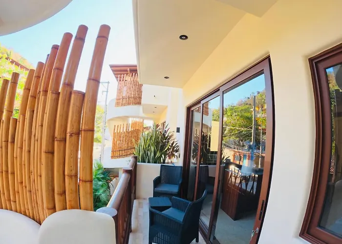 Boutique Condo Close To Everything